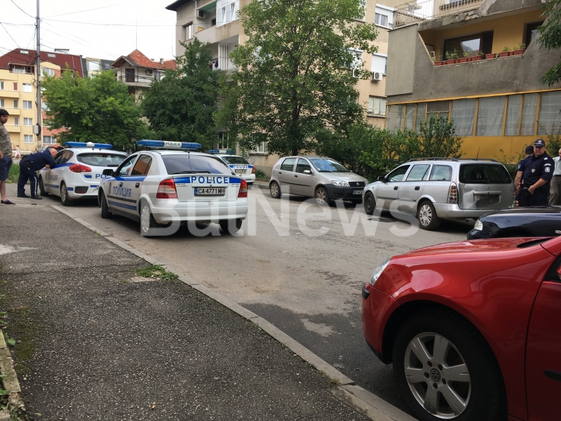 Полицаи хванаха млад мъж с наркотици в малка уличка във