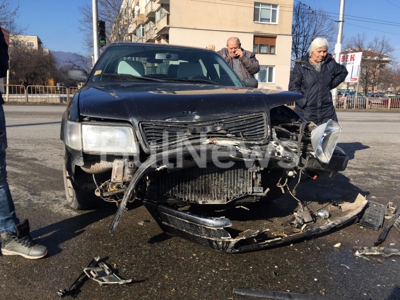 Тежка катастрофа е станала на едно от натоварените кръстовища във