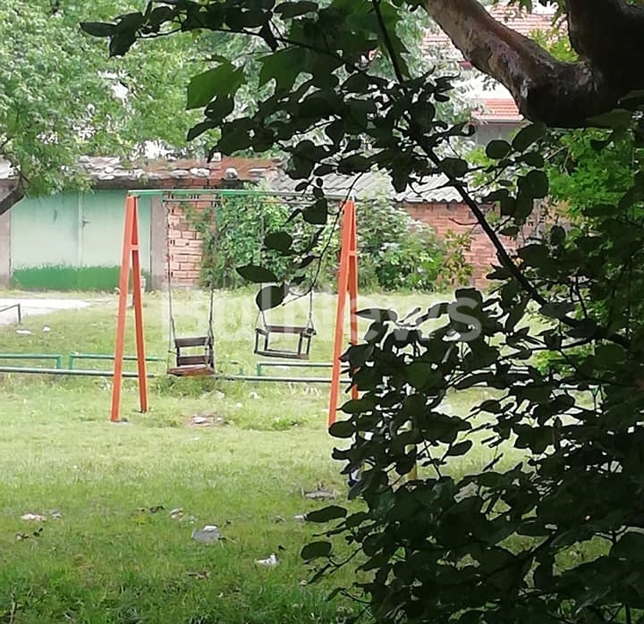 Опасна площадка във Враца застрашава живота и здравето на децата