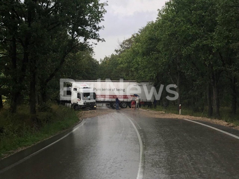 Катастрофа с ТИР е затворила международния път Е 79 между Монтана