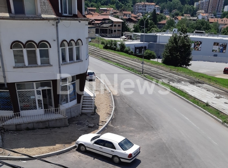 Паякът на Паркинги и гаражи подминал монтански Мерцедес спрян насред