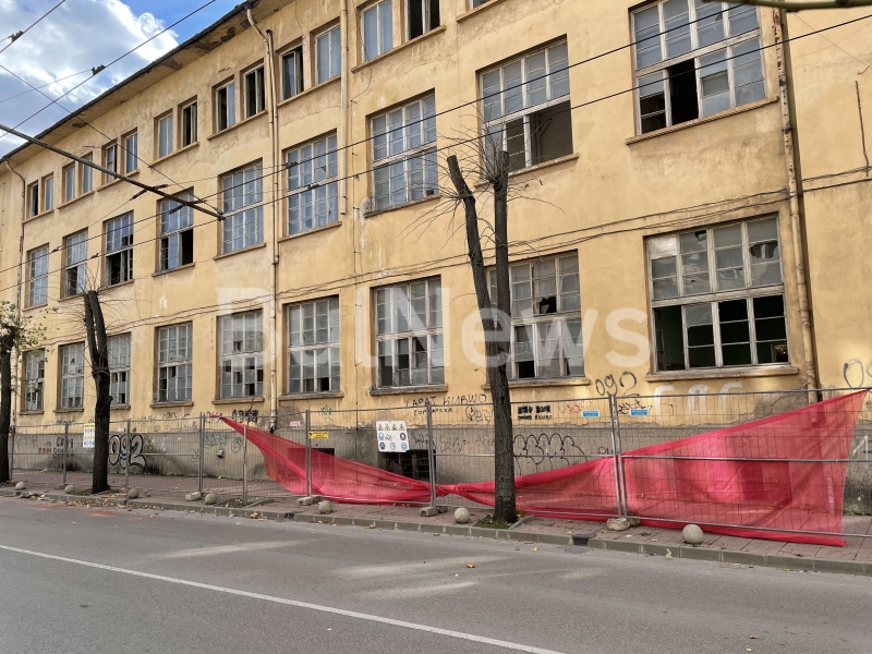 Поради извършване на строително демонтажни дейности на частен обект сградата на