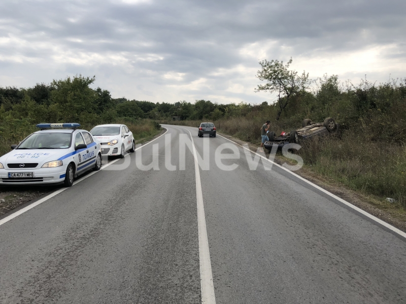 Джип Мерцедес с врачанска регистрация се е обърнал на пътя