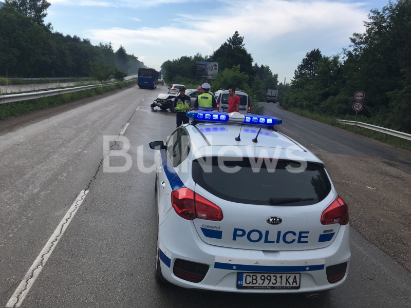 Тежка катастрофа стана преди минути на международен път Е 79 между