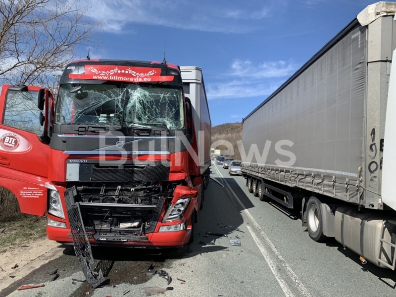 Катастрофа между два ТИР а затруднява движението по международния път Е 79