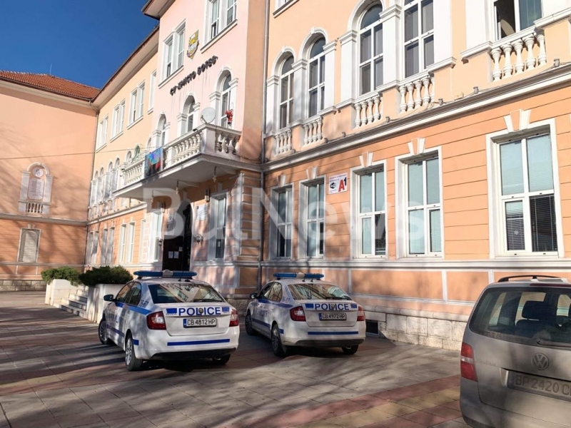 С голямо закъснение от ръководството на гимназия Христо Ботев във