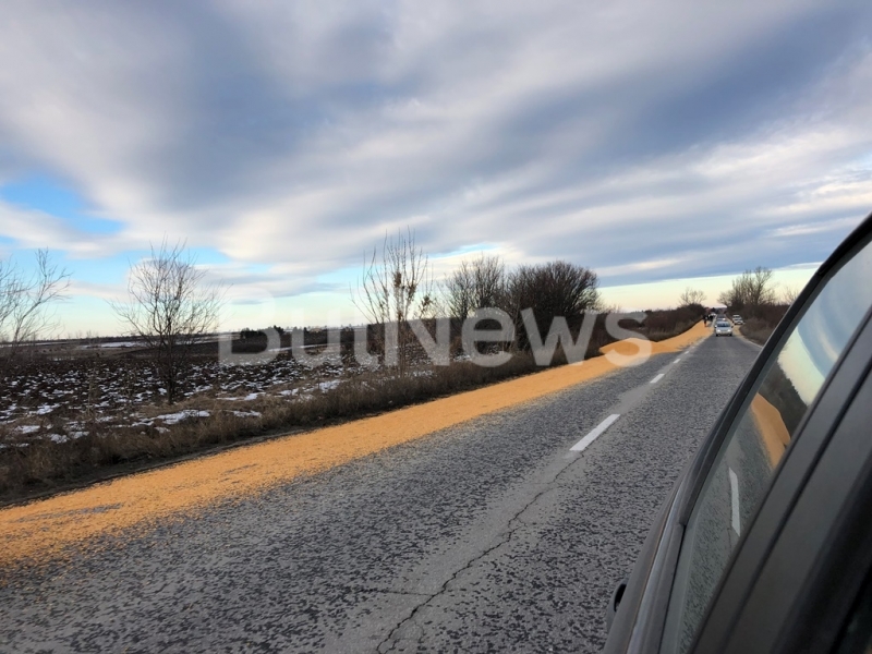 Разпилян товар на ТИР затруднява движението между село Борован и