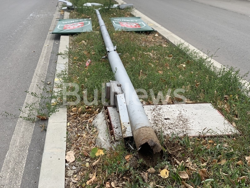 Бушуващият от вчера вятър съборил улична лампа на Крайречния булевард