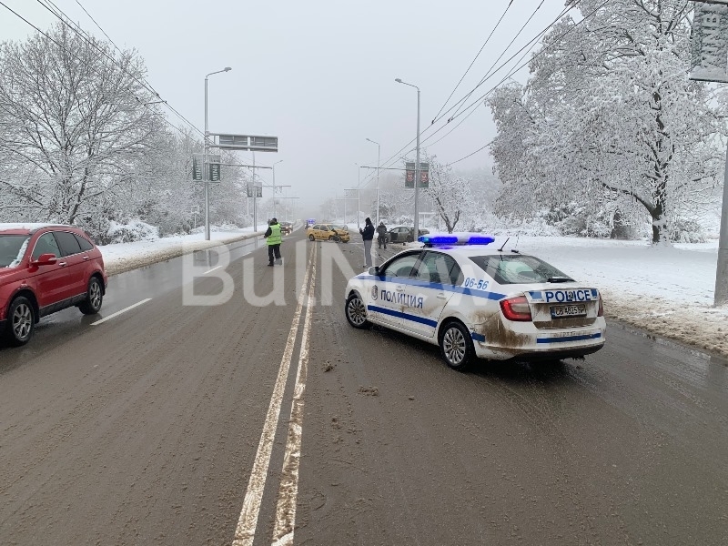 Тежка катастрофа е станала преди минути на бул Втори юни