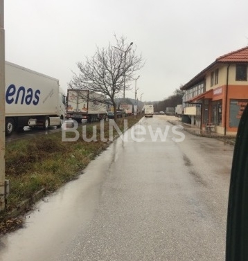 Напълно е затворен за движение и в двете посоки международният