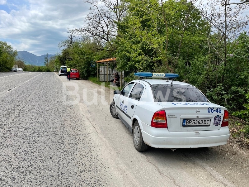 Празнични неволи! Две коли огънаха ламарини до "Вичов Хан" край Враца /снимки/