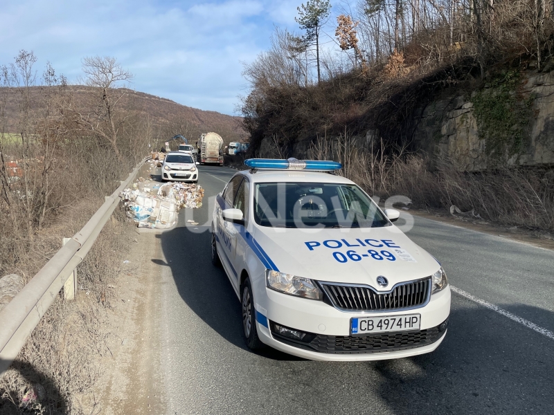 ТИР разпиля хартиени бали на Е 79 край Мездра видя отново