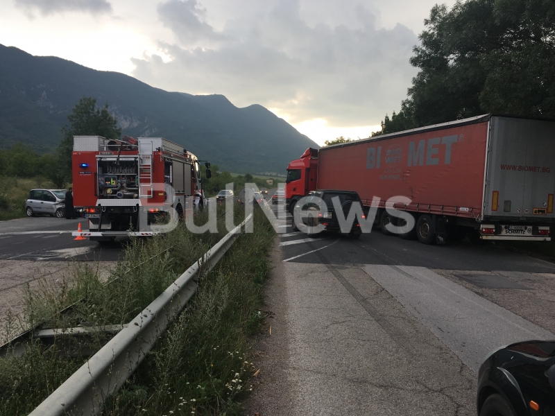 Фиат с бургаска регистрация се удари в български ТИР на