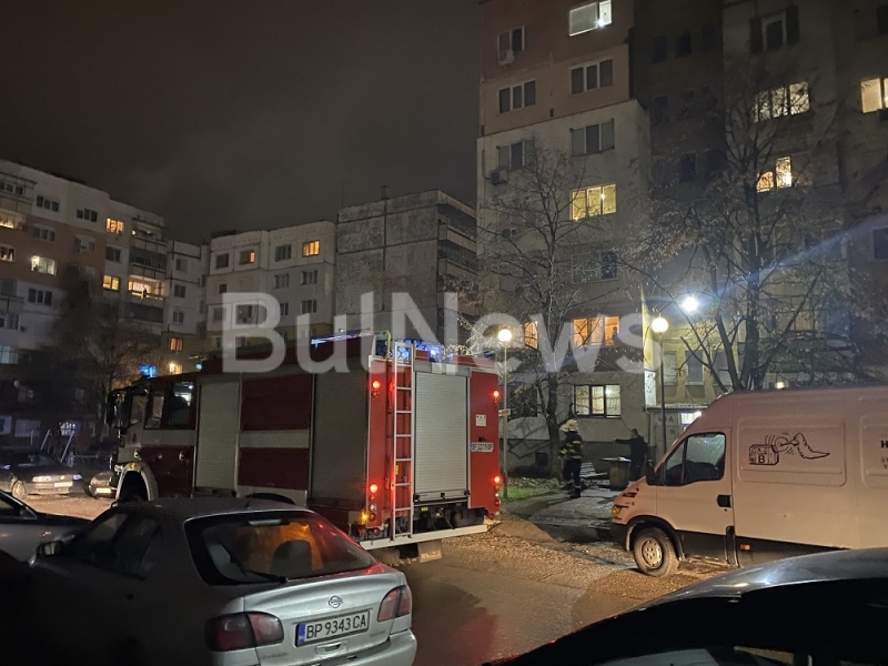 Пожарна пристигна с включена сигнализация преди минути пред блок в