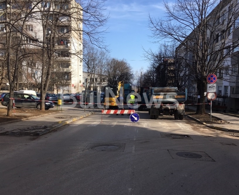 Багер на Топлофикация Враца разкопа новоасфалтирана улица в града видя