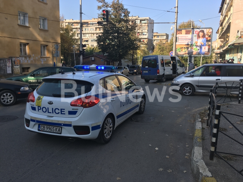 Бус се е забил в стълб на едно от най натоварените