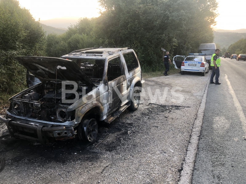 Джип Митцубиши Паджеро се е запалил по време на движение