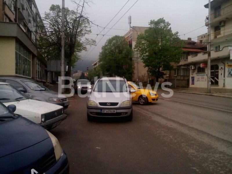 Нагъл врачанин заряза колата си на един от най оживените булеварди