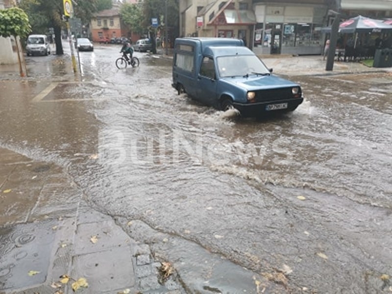 Проливен дъжд се изля над Враца, улиците потънаха под вода /снимки/