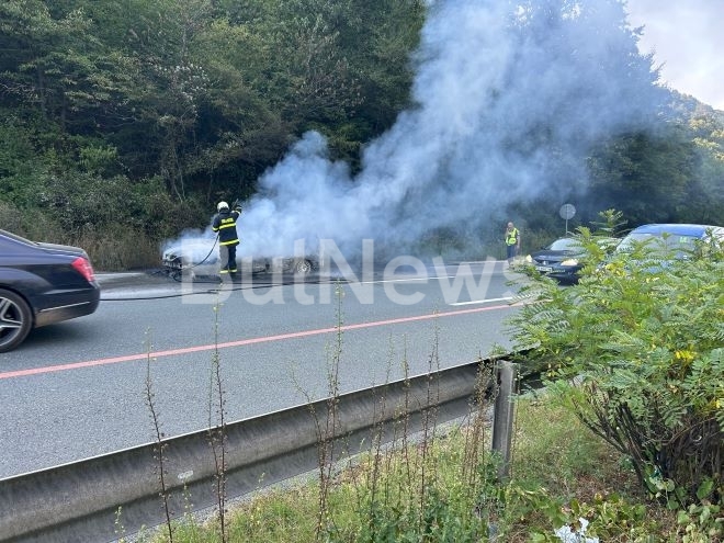Лек автомобил гори на автомагистрала Хемус в района на Ботевград