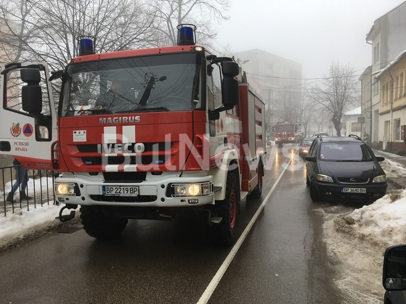 Две пожарни блокираха входа на голямо врачанско училище видя екип