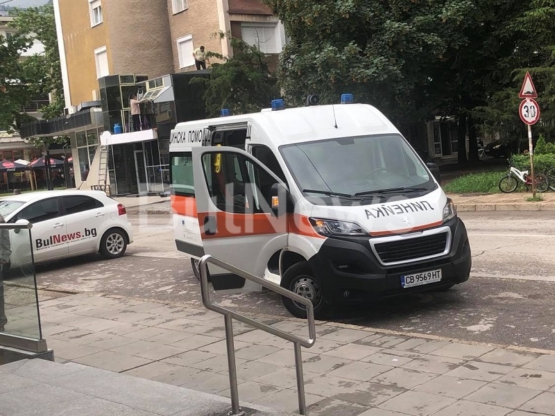 Нещо става! Линейка долетя пред банка в центъра на Враца /снимки/