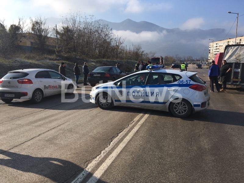 Извънредно! Жестока катастрофа затвори възлов булевард във Враца, колата е по таван /снимки/