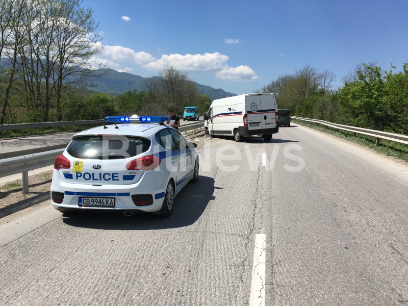 От последните минути: Бус на „Еконт“ се удари на Е-79 между Враца и Мездра, движението е ограничено /снимки/