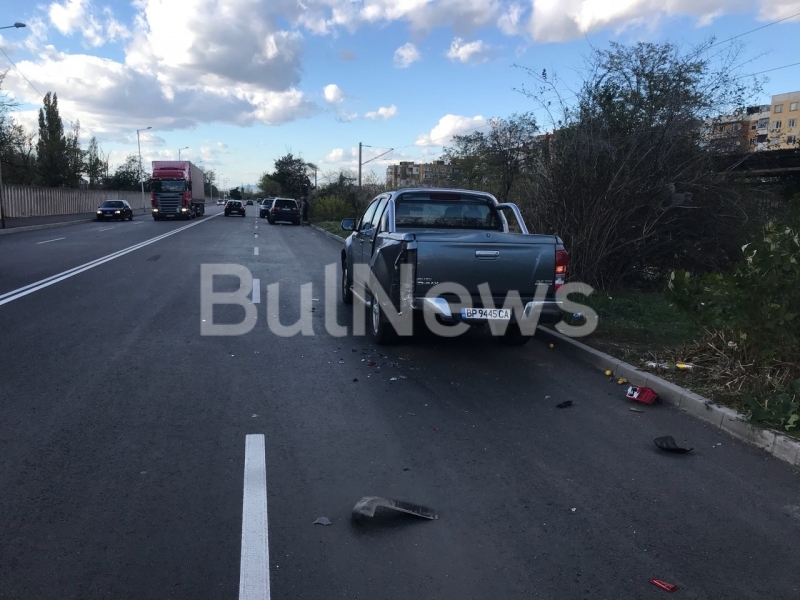 Верижна катастрофа е станала преди минути на бул Васил Кънчов