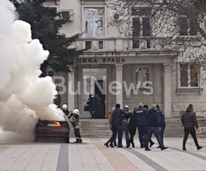 Мъж е паркирал колата си пред сградата на Община Враца