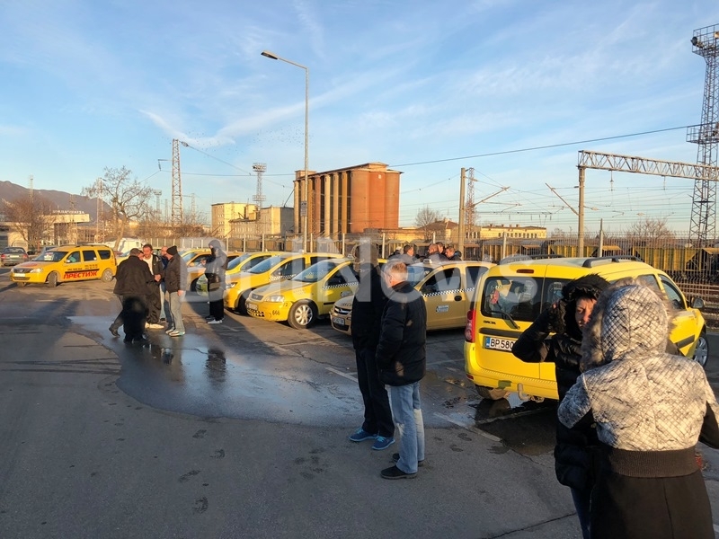 Десетки таксиджии от Враца днес излязоха на протест в подкрепа