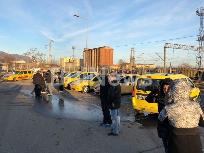 Десетки таксиджии от Враца днес излязоха на протест в подкрепа