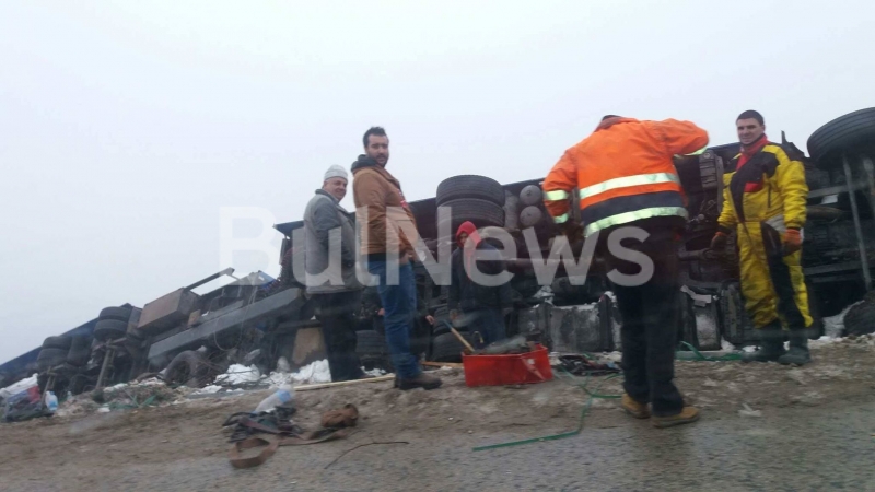 Инцидент с тежкотоварен автомобил е затворил път във Видинско научи