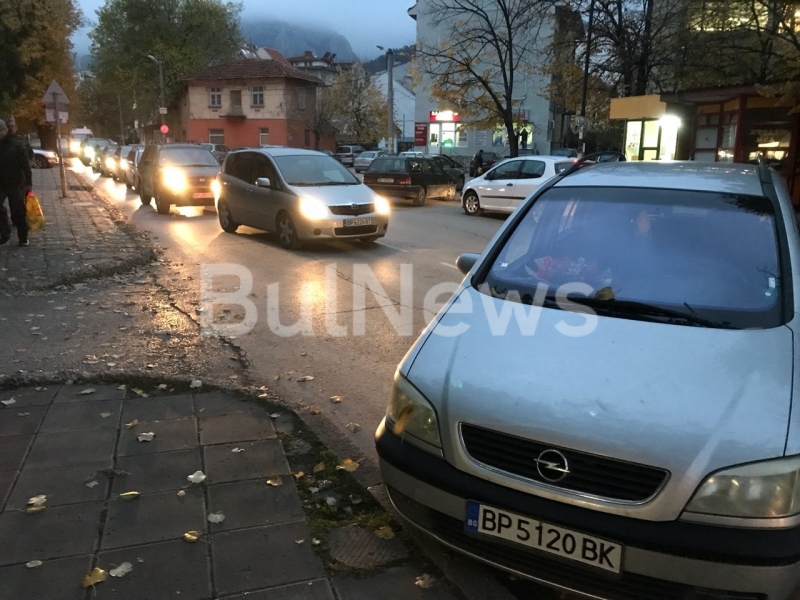 Нещо става! Лека кола стои напреко на централна улица във Враца, вътре няма никой /снимки/