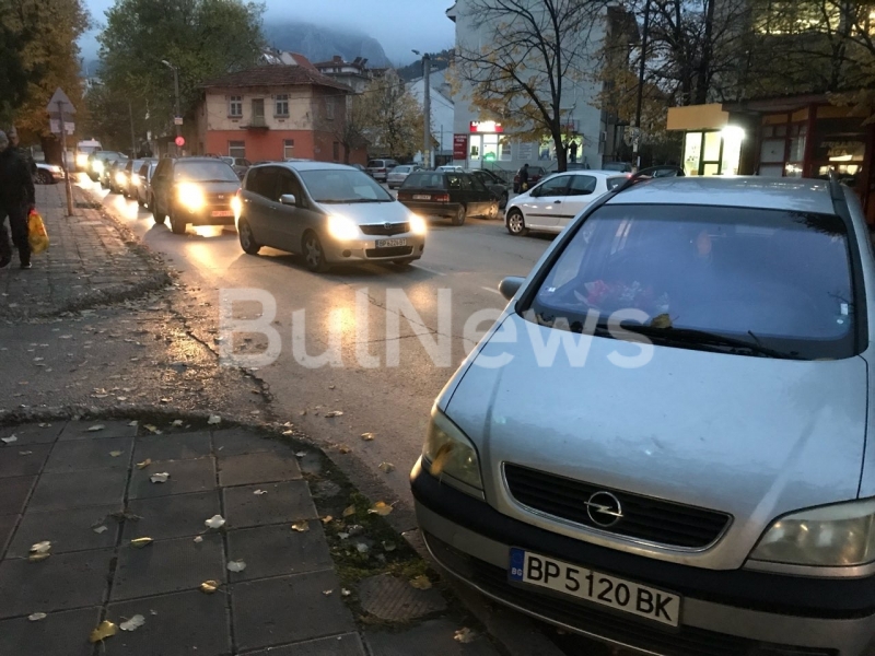 Странно спряла лека кола затруднява движението по натоварената централна улица