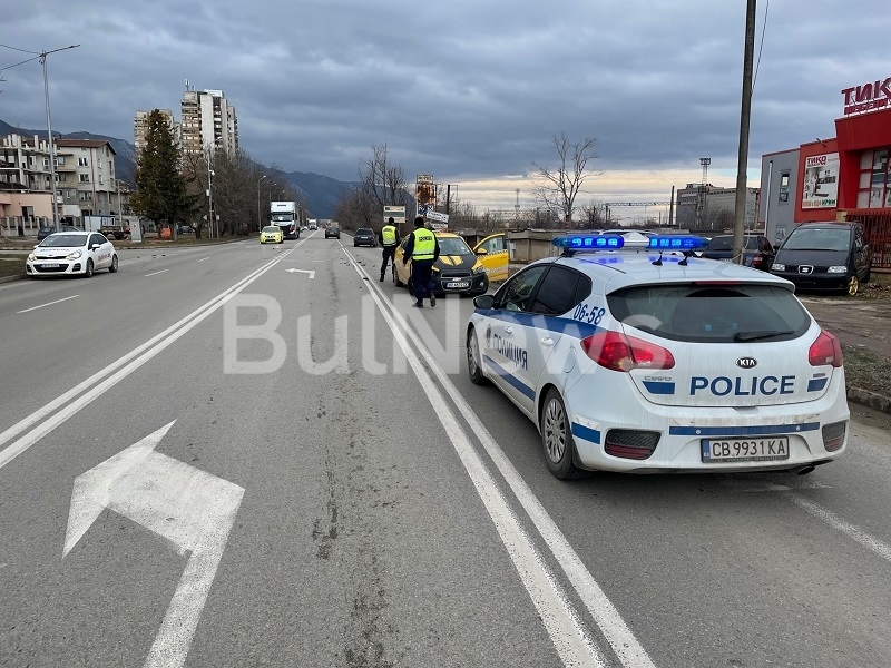 Две коли се удариха на възлов булевард във Враца видя