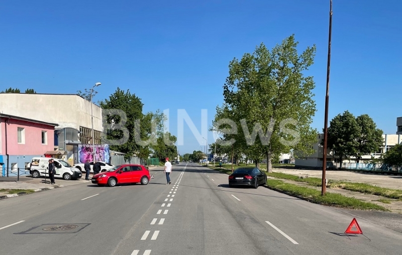 Две коли са се нацелили на дълъг прав участък и