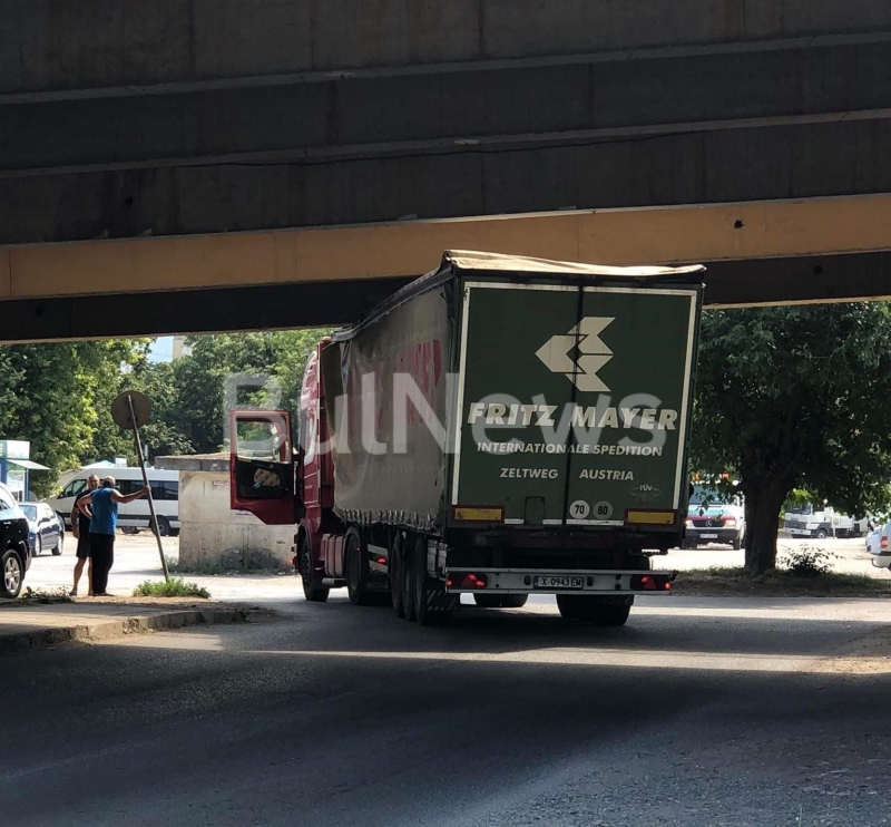 Камион се е заклещил под надлеза при КАТ във Враца