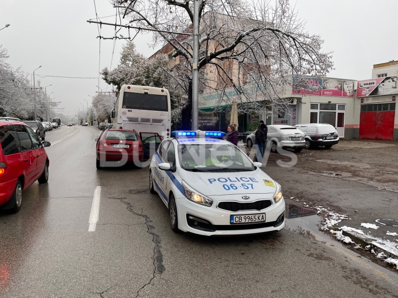 Шофьор заспа и се заби с колата си в автобус