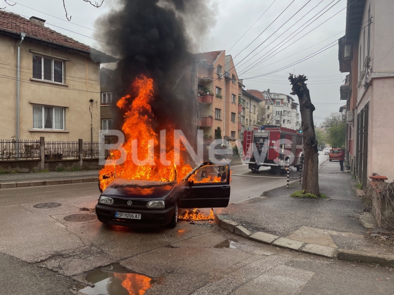 Кола се запали в центъра на Враца, видя първо репортер
