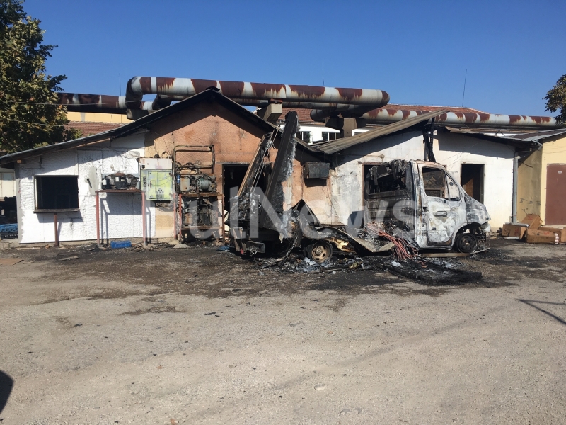 Голям пожар е избухнал тази нощ в складовете на ЕТ