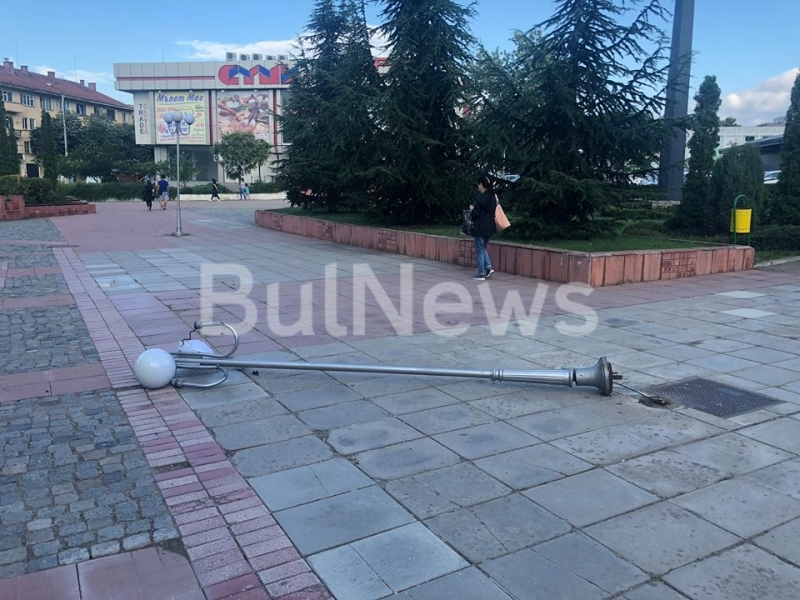 Улична лампа е паднала в идеалния център на Враца съобщиха