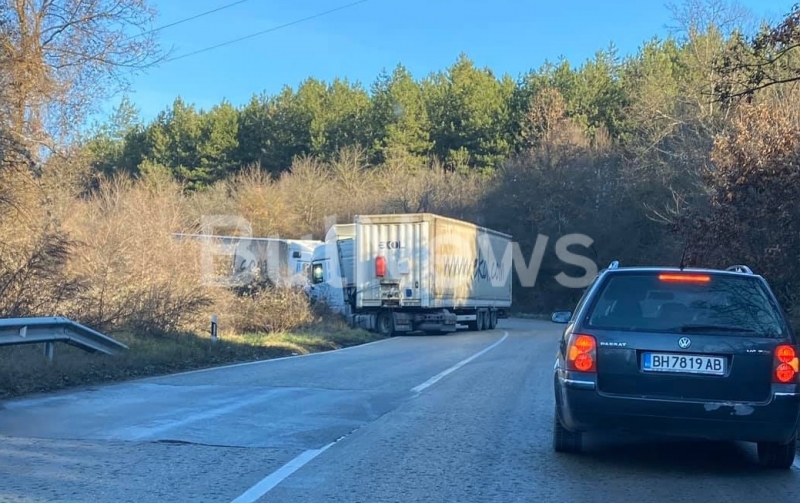 ТИР е самокатастрофирал преди броени минути на главен път Е 79