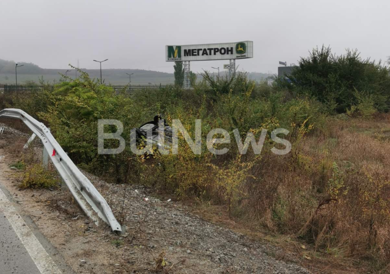 Кола се е обърнала по таван край Монтана научи агенция