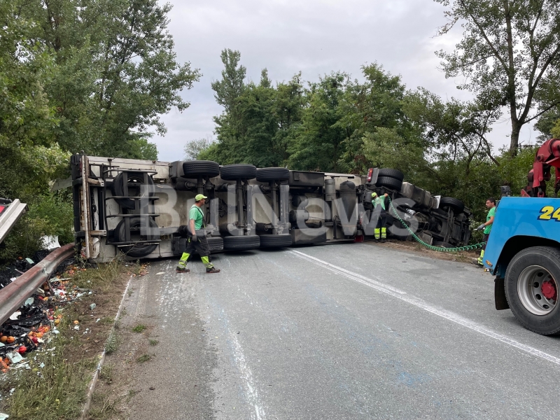 Турски ТИР се обърна на международен път Е 79 между Монтана