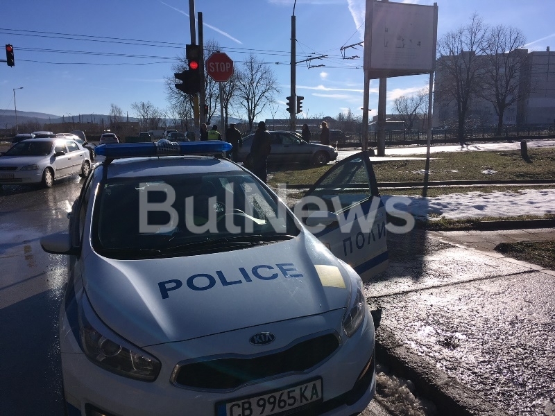 Тежка катастрофа е станала преди минути на кръстовище в ж