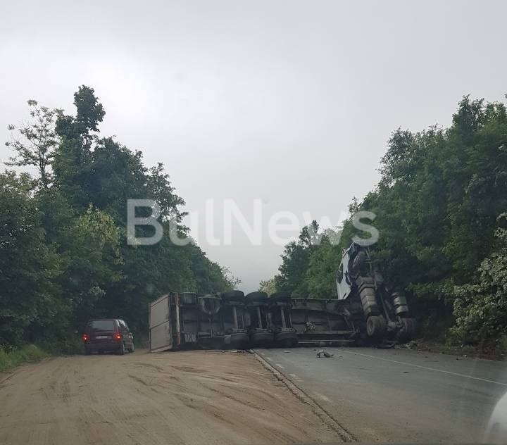 Катастрофа с ТИР е затапила движението по международен път Е 79