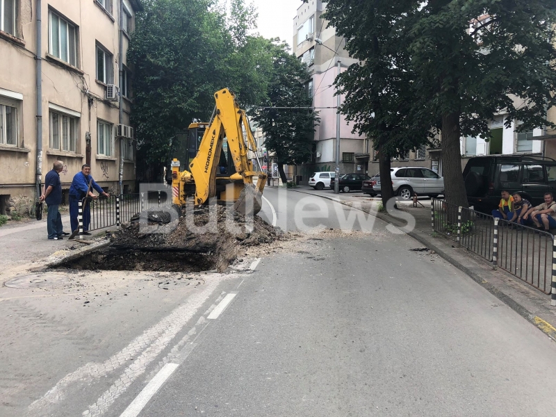 Радостта на врачани от прясно асфалтираните улици в града изглежда