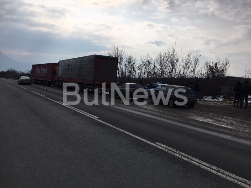 Голяма верижна катастрофа е станала на главен път Е 79 между