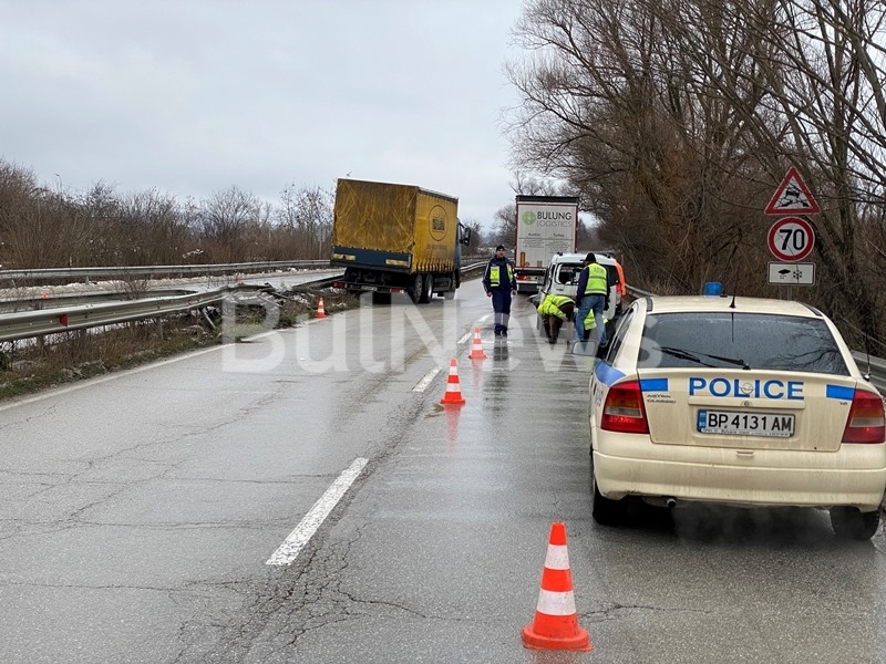 Камион е помел служебна кола на АПИ на главен път